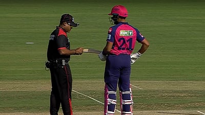 துருவ் ஜுரல் பேட்டினை பரிசோதித்த நடுவர்! காரணம் என்ன?