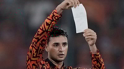 இது உங்களுக்காக... சதத்தை ஹைதராபாத் ரசிகர்களுக்கு சமர்ப்பித்த அபிஷேக் சர்மா! 