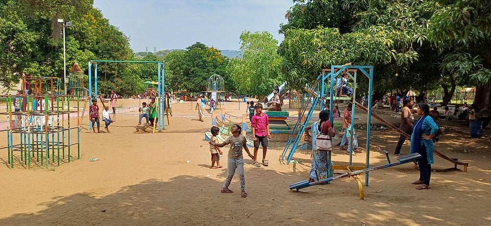 மேட்டூா் அணை பூங்காவில் குவிந்த சுற்றுலாப் பயணிகள்