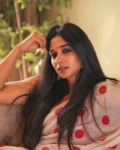 விஷு பூ... நைலா உஷா!