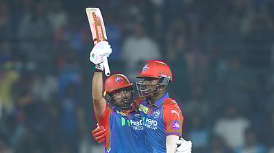 இது புதிது: ஆட்டத்தின் இடையே பேட்களை சோதிக்கும் கள நடுவா்கள்