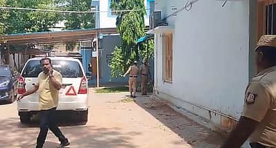 8 ஆம் வகுப்பு மாணவனுக்கு அரிவாள் வெட்டு! தடுக்கச் சென்ற ஆசிரியர் தாக்கப்பட்டார்!