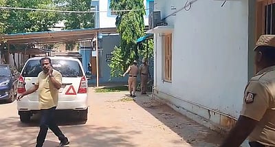 8 ஆம் வகுப்பு மாணவனுக்கு அரிவாள் வெட்டு! தடுக்கச் சென்ற ஆசிரியர் தாக்கப்பட்டார்!