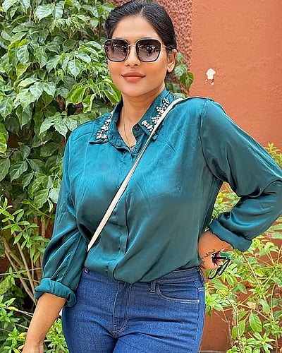 ஸ்டைலு ஸ்டைலுதான்.. ரேஷ்மா பசுபுலேட்டி!