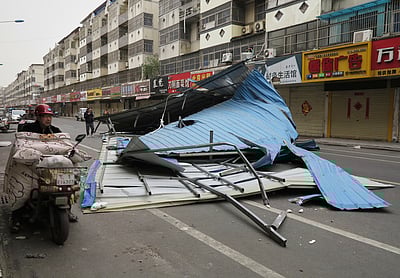 சீனாவை மிரட்டும் சூறாவளி: 50 கிலோ எடைக்குள் இருப்போருக்கு எச்சரிக்கை!