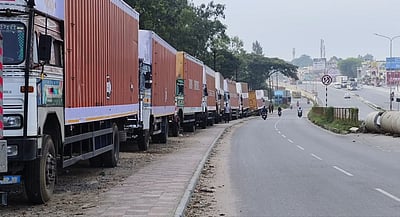 கர்நாடகத்தில் வேலை நிறுத்தம்: ஒசூரில் காத்துக் கிடக்கும் லாரிகள்! 