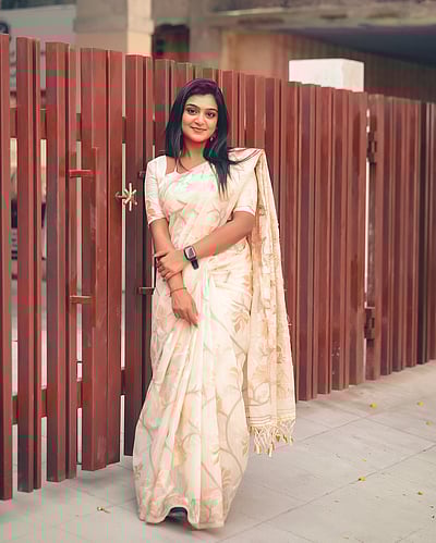 புன்னகைக்கு நீயே தேசம்... வர்ஷினி சுரேஷ்!