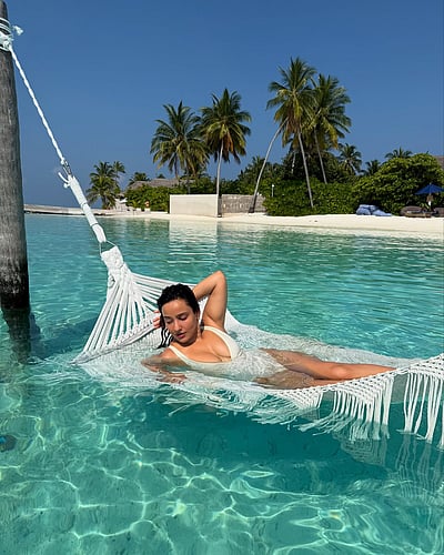 கடலில் மிதக்கும் பூ... நேஹா சர்மா!