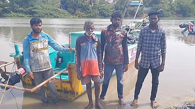 தமிழக மீனவர்களை கத்தி முனையில் மிரட்டி ரூ.3 லட்சம் பொருள்கள் அபகரிப்பு