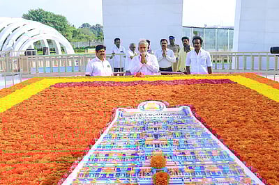 கருணாநிதி நினைவிடத்தில் கோபுர அலங்காரம்: அதிமுக, பாஜகவினர் கடும் கண்டனம்!