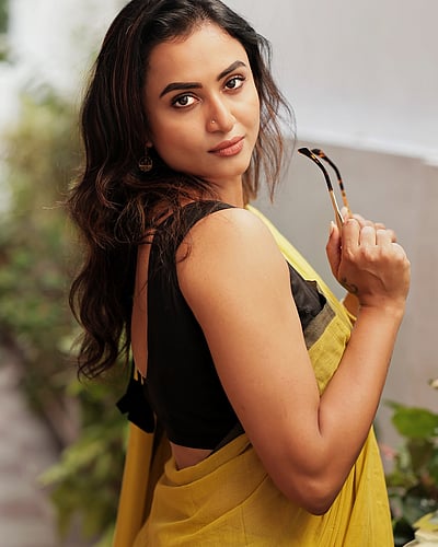 மனம் கொத்திப் பறவை... ஜனனி அசோக் குமார்!