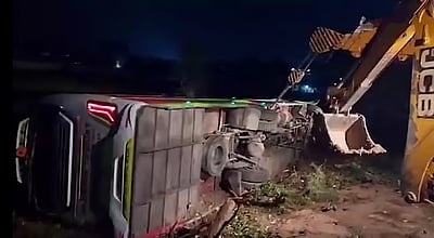 நேபாளம்: சுற்றுலாப் பேருந்து விபத்தில் 21 இந்தியர்கள் படுகாயம்!