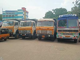 மாா்த்தாண்டத்தில் பதிவெண் இல்லாத 4 லாரிகள் பறிமுதல்