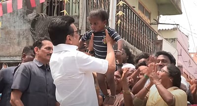 பொன்னேரியில் நடந்துசென்று மக்களிடம் மனுக்களைப் பெற்ற முதல்வர் ஸ்டாலின்!