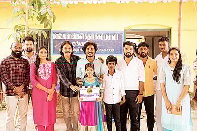 பள்ளியில் படத் துவக்க விழா