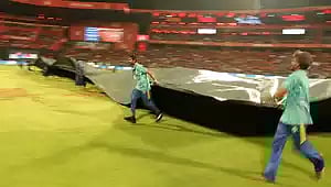 முதலிடத்தை கைப்பற்ற குஜராத்-டெல்லி இன்று மோதல்