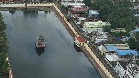 உயா் நீதிமன்ற உத்தரவு அமலில் தாமதம்: கோயில் குளத்தில் கழிவுநீா் கலப்பு! அண்டாவில் நடைபெற்ற தீா்த்தவாரி!