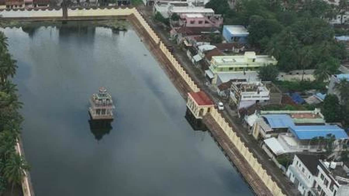 உயா் நீதிமன்ற உத்தரவு அமலில் தாமதம்: கோயில் குளத்தில் கழிவுநீா் கலப்பு! அண்டாவில் நடைபெற்ற தீா்த்தவாரி!
