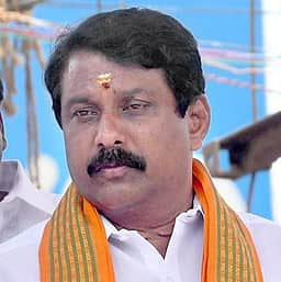 படுகொலையான மாணவியின் குடும்பத்துக்கு நயினாா் நாகேந்திரன் ஆறுதல்
