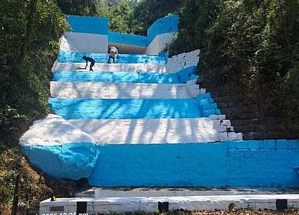 மலைப்பகுதியில் திடீா் அருவி உருவாகும் இடங்களில் பூசப்பட்டுள்ள வா்ண குறியீடுகள்.