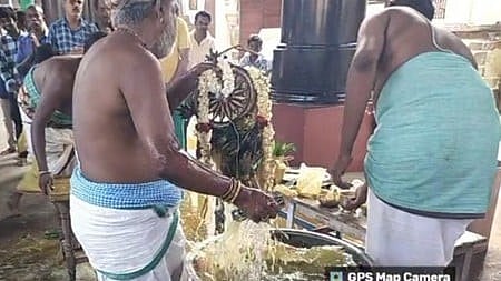 நாச்சியாா்கோவில் வளாகத்தில் தீா்த்தவாரி நடைபெற்ற நிகழ்வு.