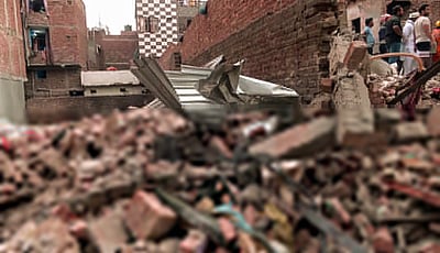 தில்லி முஸ்தபாஃபாத்தில் கட்டடம் இடிந்து விபத்துக்குள்ளானது - புகைப்படங்கள்