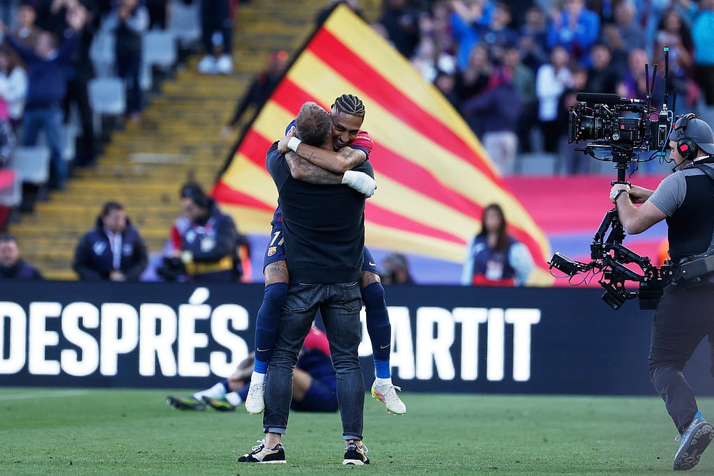 ரபீனியாவை கட்டிப் பிடித்த பார்சிலோனா பயிற்சியாளர்.