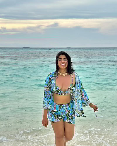 கடற்கரை சிற்பமே... நிகிதா சர்மா!