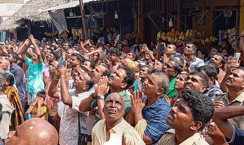 பக்தர்கள் கூட்டம் - பிரதி படம்
