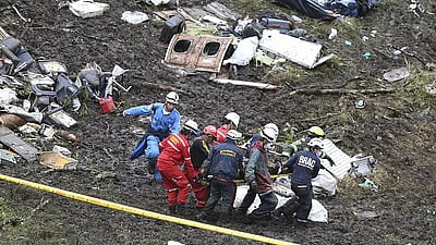 அமெரிக்கா: விமானம் வெடித்து சிதறியதில் 4 பேர் பலி!