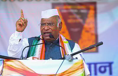 முதல்வா் பதவிக்காக கூட்டணி மாறுபவா் நிதீஷ்! -காா்கே விமா்சனம்