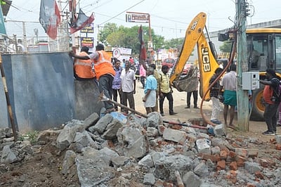 பொது இடத்தில் இருந்த கொடிக்கம்பங்கள் அகற்றம்