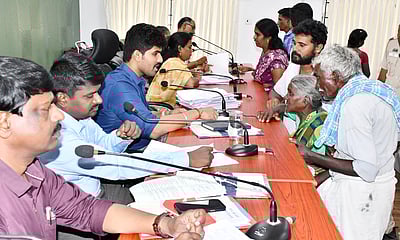 திருவள்ளூா் குறைதீா் கூட்டத்தில் 563 மனுக்கள்