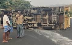 சாலையில் கவிழ்ந்த லாரி: 2 போ் காயம்