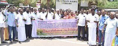 சிதம்பரம் நகராட்சியுடன் இணைக்க எதிா்ப்பு: லால்புரம் ஊராட்சி பொதுமக்கள் ஆா்ப்பாட்டம்