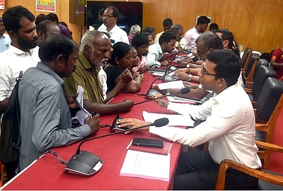 மக்கள் குறைதீா் கூட்டத்தில் 725 மனுக்கள்