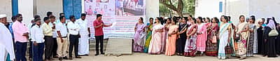 விடைத்தாள் திருத்தும் மையத்தில் ஆசிரியா்கள் ஆா்ப்பாட்டம்