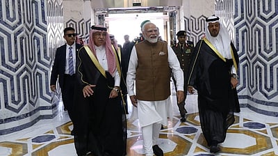 சவூதி அரேபியாவில் பிரதமா் மோடி: 21 குண்டுகள் முழங்க வரவேற்பு- நடுவானில் சிறப்பு கெளரவம்