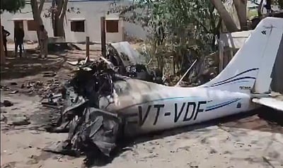 குஜராத் குடியிருப்புப் பகுதியில் விழுந்த பயிற்சி விமானம்!