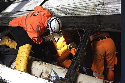 பாகிஸ்தான்: மலைப்பகுதியில் அதிவேகப் பயணம்! வேன் கவிழ்ந்து 16 பேர் பலி!