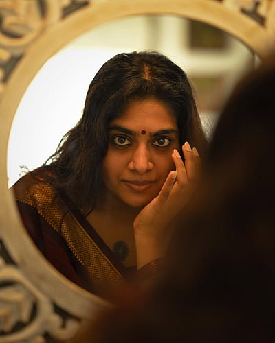 மயக்கும் விழியாள்... நிமிஷா சஜயன்!