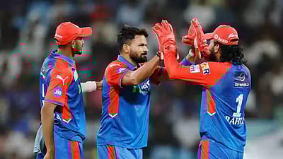 முகேஷ் குமார் வேகத்தில் லக்னௌ திணறல்: தில்லிக்கு 160 ரன்கள் இலக்கு! 