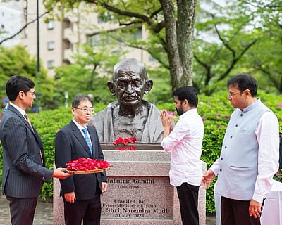 ஜப்பானில் மகாத்மா காந்தியின் சிலைக்கு மரியாதை செலுத்திய முதல்வர்! 