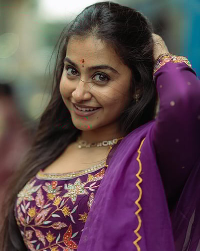 பூ விழிப் பார்வை... கிருத்திகா! 