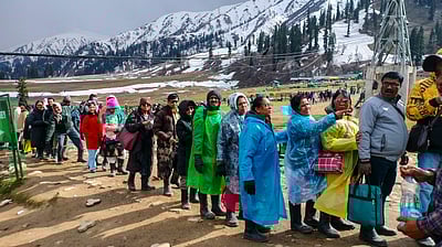 அச்சுறுத்தும் பகுதியாக மாறியதா, பிரபல சுற்றுலாத் தலம்? 10,000-க்கும் மேற்பட்ட சுற்றுலாப் பயணிகள் வெளியேறினர்!