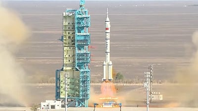 சொந்த விண்வெளி நிலையத்துக்கு வீரா்களை அனுப்பிய சீனா