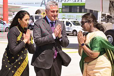 போப் பிரான்சிஸ் இறுதிச்சடங்கு: 
 ரோம் சென்றடைந்தாா் திரௌபதி முா்மு