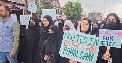 'பயங்கரவாதம் வேண்டாம்; அமைதி வேண்டும்!' - ஜம்மு-காஷ்மீர் மாணவிகள் பேரணி!