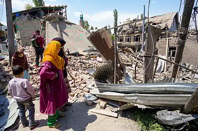 காஷ்மீரில் தேடுதல் வேட்டை தீவிரம்: 4 பயங்கரவாதிகளின் வீடுகள் இடிப்பு!