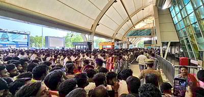 விஜய் வருகை: கோவை விமான நிலையத்தில் திரண்ட தவெக தொண்டர்கள்!